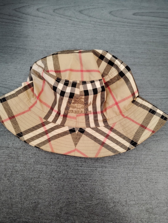 Red burberry hat deals