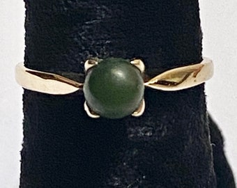 Vintage 10K Solid Gold Dark Green Jade Prong Set Stone Ring Size 6