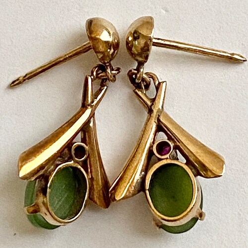 Gorgeous shops Vintage 10K Gold Ruby Jade Dangle Drop Asian Style Pierced Earrings
