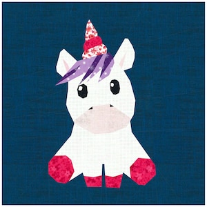 Puede incluir: Un diseño de unicornio geométrico y caprichoso sobre un fondo azul oscuro. El unicornio es blanco con un cuerno estampado, pelo morado y pezuñas rosas. La obra de arte tiene una apariencia texturizada, similar a la tela, ideal para la decoración infantil o manualidades.