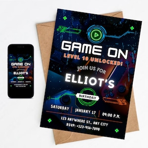 Könnte beinhalten: Eine schwarze und grüne Videospiel-Geburtstagseinladung mit dem Text "Game On Level 10 Unlocked!" und "Join Us For Elliot's Birthday". Die Einladung enthält das Datum, die Uhrzeit und den Ort der Party.