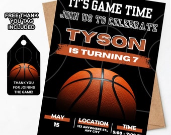 Op de afbeelding: Uitnodiging voor een basketbal-verjaardagsfeest met een zwarte achtergrond, een oranje basketbal en witte tekst. Er staat "Het is tijd voor een spel" en "Vier met ons mee, Tyson wordt 7 jaar".