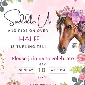 Puede incluir: Una invitaci&oacute;n de cumplea&ntilde;os rosa y blanca con una ilustraci&oacute;n de acuarela de un caballo marr&oacute;n que lleva una corona de flores moradas y rosas. La invitaci&oacute;n dice "Saddle Up and Ride On Over" y es para la fiesta de cumplea&ntilde;os n&uacute;mero 10 de Hailee, el domingo 10 de mayo a las 5 PM. La invitaci&oacute;n incluye una direcci&oacute;n e informaci&oacute;n de RSVP.