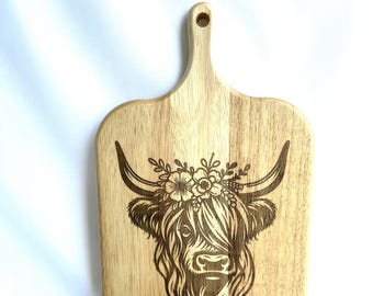 Tabla de charcutería de roble blanco con diseño de vaca de las Tierras Altas grabada: decoración rústica para la cocina