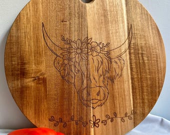 Schneidebrett aus Eiche mit Gravur: Highland Cow Charcuterie Board