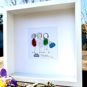 Personalised Sea Glass Friends Art – &quot;Happy Birthday Girlfriend&quot; – Custom Pebble Picture – Framed Gift for Best Friend – Handmade UK