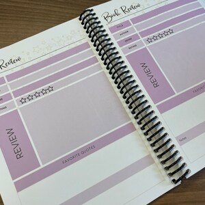 Puede incluir: Una plantilla de rese&ntilde;a de libro con secciones para el t&iacute;tulo, el autor, el g&eacute;nero, la calificaci&oacute;n, la rese&ntilde;a y las citas favoritas. La plantilla tiene un esquema de color morado y blanco con estrellas doradas.