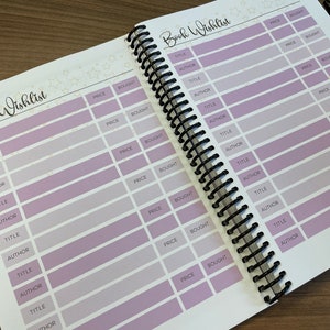 Puede incluir: Un libro morado y blanco con encuadernaci&oacute;n en espiral. El libro tiene un t&iacute;tulo que dice "Book Wishlist" y columnas para "T&iacute;tulo", "Autor", "Precio" y "Comprado".