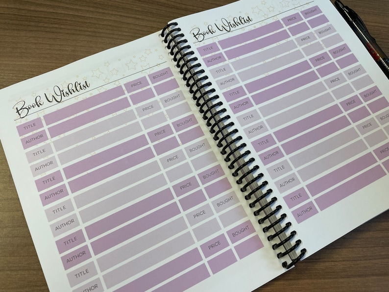 Puede incluir: Un libro morado y blanco con encuadernaci&oacute;n en espiral. El libro tiene un t&iacute;tulo que dice "Book Wishlist" y columnas para "T&iacute;tulo", "Autor", "Precio" y "Comprado".