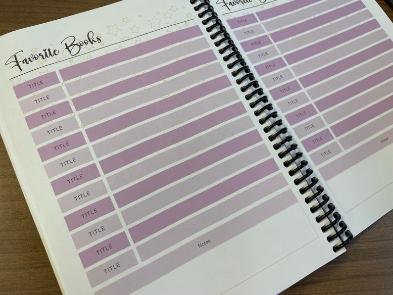 Puede incluir: Un libro morado y blanco con el t&iacute;tulo "Favorite Books" impreso en la portada. El libro tiene una encuadernaci&oacute;n en espiral y est&aacute; abierto a una p&aacute;gina con una lista de entradas "TITLE" para escribir los libros favoritos.