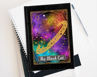 Op de afbeelding: Een zwart notitieboek met een gouden frame en een kleurrijk galaxy-ontwerp. Het ontwerp toont een zwarte kat die slaapt in een gouden ring met sterren. De tekst "The Black Cat" is gedrukt op de voorkant van het notitieboek.