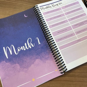 Puede incluir: Un registro de lectura mensual con un fondo de acuarela morado y azul que presenta una luna creciente y estrellas. El registro incluye secciones para hacer un seguimiento del n&uacute;mero de libros le&iacute;dos, el tiempo dedicado a la lectura, el presupuesto de libros, el objetivo de libros de la biblioteca y notas.