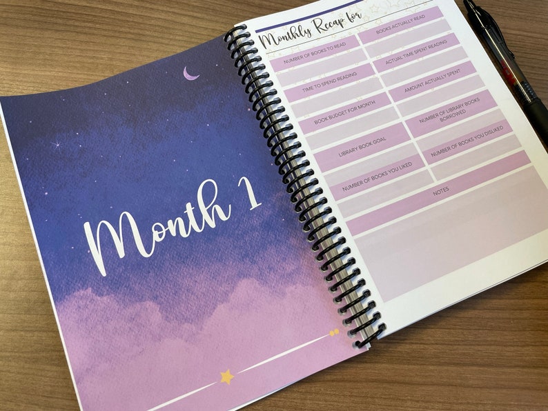 Puede incluir: Un registro de lectura mensual con un fondo de acuarela morado y azul que presenta una luna creciente y estrellas. El registro incluye secciones para hacer un seguimiento del n&uacute;mero de libros le&iacute;dos, el tiempo dedicado a la lectura, el presupuesto de libros, el objetivo de libros de la biblioteca y notas.