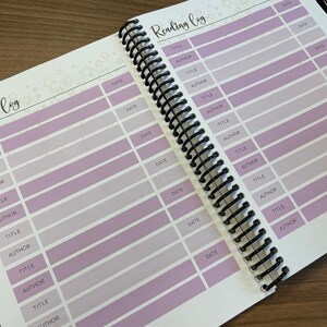 Puede incluir: Un registro de lectura con un dise&ntilde;o morado y blanco. El registro tiene espacios para escribir el t&iacute;tulo, el autor y la fecha de cada libro le&iacute;do.
