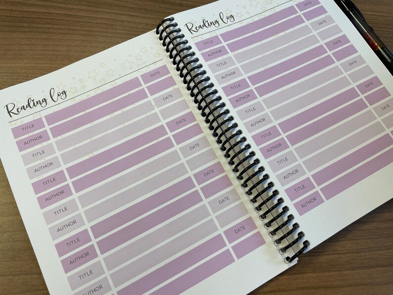 Puede incluir: Un registro de lectura con un dise&ntilde;o morado y blanco. El registro tiene espacios para escribir el t&iacute;tulo, el autor y la fecha de cada libro le&iacute;do.