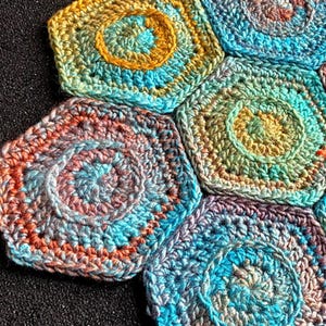 Mönster för virkad hexagon med blandad blandning | Innehåller hela och halva hexagoner (PDF-mönster)