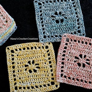 Könnte beinhalten: Vier gehäkelte Quadrate in verschiedenen Farben: rosa, blau, gelb und ein Stapel rosa, blauer und gelber Quadrate. Die Quadrate haben ein Spitzenmuster und sind aus einem melierten Garn gefertigt. "Nana's Crochet Creations" steht auf dem schwarzen Hintergrund.