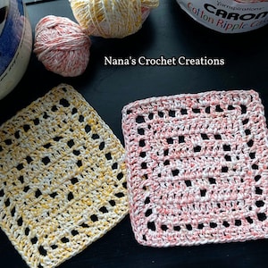 Op de afbeelding: Twee gehaakte vierkanten, een in geel en wit en de andere in roze en wit, op een zwart oppervlak. Het garen is Caron Cotton Ripple Cake.