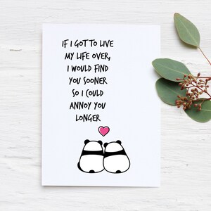 Op de afbeelding: Een witte wenskaart met zwarte tekst die luidt: "IF I GOT TO LIVE MY LIFE OVER, I WOULD FIND YOU SOONER SO I COULD ANNOY YOU LONGER." Twee panda-illustraties staan onderaan met een roze hart erboven. Groene bladeren staan op de achtergrond.