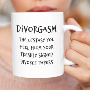 Puede incluir: Taza de caf&eacute; blanca con texto negro que dice "Divorgasm The ecstasy you feel from your freshly signed divorce papers".