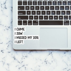 Puede incluir: Un ordenador port&aacute;til con una pegatina en el trackpad que dice "Vine. Vi. Ech&eacute; de menos a mi perro. Me fui."