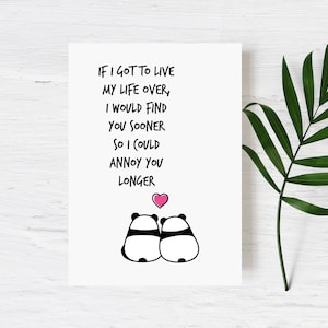 Op de afbeelding: Een witte kaart met de tekst "IF I GOT TO LIVE MY LIFE OVER, I WOULD FIND YOU SOONER SO I COULD ANNOY YOU LONGER." Twee panda-illustraties en een roze hart staan onderaan. Een groen blad staat rechts.
