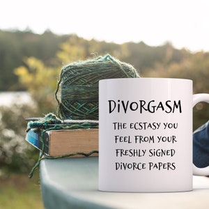 Puede incluir: Taza de caf&eacute; de cer&aacute;mica blanca con texto negro que dice "Divorgasm The Ecstasy You Feel From Your Freshly Signed Divorce Papers".