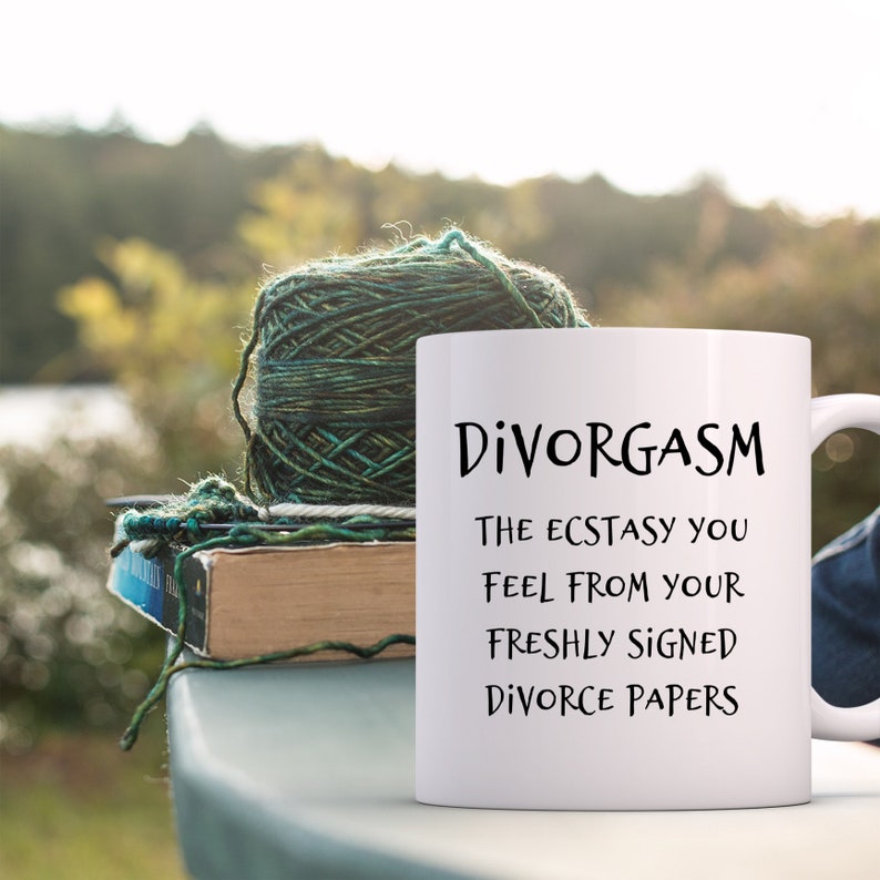 Puede incluir: Taza de caf&eacute; de cer&aacute;mica blanca con texto negro que dice "Divorgasm The Ecstasy You Feel From Your Freshly Signed Divorce Papers".
