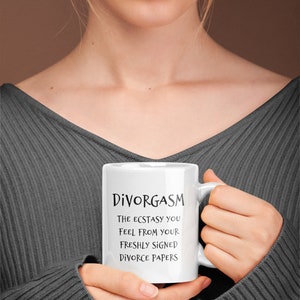 Puede incluir: Taza de caf&eacute; de cer&aacute;mica blanca con texto negro que dice "Divorgasm The Ecstasy You Feel From Your Freshly Signed Divorce Papers"