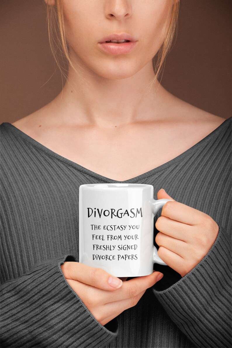 Puede incluir: Taza de caf&eacute; de cer&aacute;mica blanca con texto negro que dice "Divorgasm The Ecstasy You Feel From Your Freshly Signed Divorce Papers"