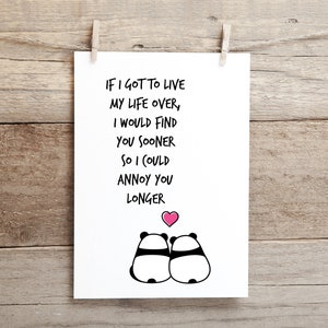 Op de afbeelding: Een witte print met de tekst "IF I GOT TO LIVE MY LIFE OVER, I WOULD FIND YOU SOONER SO I COULD ANNOY YOU LONGER" en twee panda-illustraties. Een roze hart staat boven de panda's. De print hangt op een houten achtergrond.