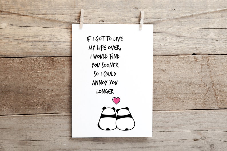 Op de afbeelding: Een witte print met de tekst "IF I GOT TO LIVE MY LIFE OVER, I WOULD FIND YOU SOONER SO I COULD ANNOY YOU LONGER" en twee panda-illustraties. Een roze hart staat boven de panda's. De print hangt op een houten achtergrond.