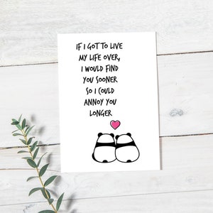 Op de afbeelding: Een witte kaart met zwarte tekst: "IF I GOT TO LIVE MY LIFE OVER, I WOULD FIND YOU SOONER SO I COULD ANNOY YOU LONGER." Twee panda-illustraties en een roze hart onderaan.