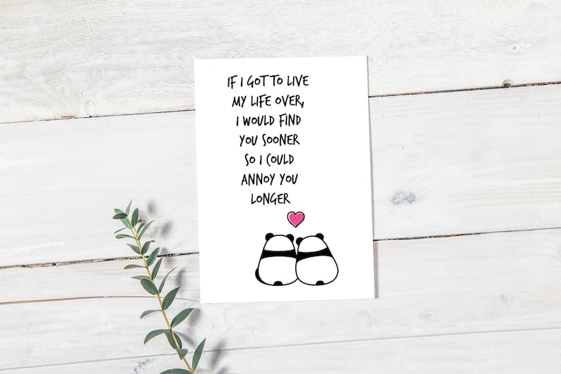Op de afbeelding: Een witte kaart met zwarte tekst: "IF I GOT TO LIVE MY LIFE OVER, I WOULD FIND YOU SOONER SO I COULD ANNOY YOU LONGER." Twee panda-illustraties en een roze hart onderaan.