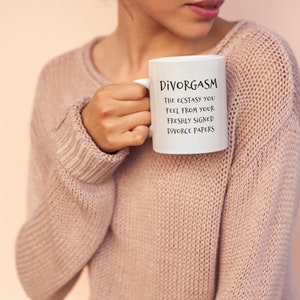 Puede incluir: Taza de caf&eacute; blanca con texto negro que dice "Divorgasm The Ecstasy You Feel From Your Freshly Signed Divorce Papers".