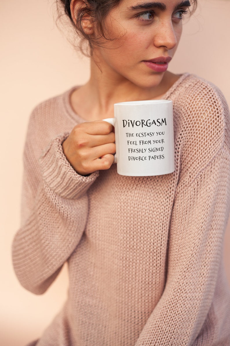 Puede incluir: Taza de caf&eacute; blanca con texto negro que dice "Divorgasm The Ecstasy You Feel From Your Freshly Signed Divorce Papers".