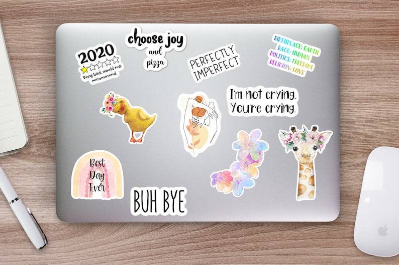 K&ouml;nnte beinhalten: Eine Sammlung bunter Aufkleber mit verschiedenen Designs und Spr&uuml;chen, darunter ein Regenbogen mit dem Text "Best Day Ever", ein gelbes Entenk&uuml;ken mit Blumen, eine Giraffe mit einer Blumenkrone, eine Hand mit dem Text "Perfectly Imperfect" und der Text "Choose Joy and Pizza".