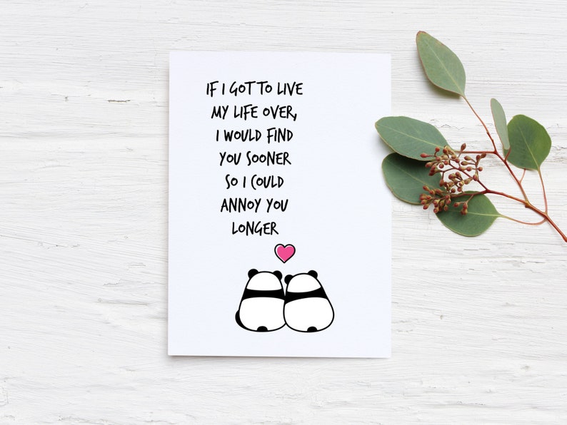 Op de afbeelding: Een witte wenskaart met zwarte tekst die luidt: "IF I GOT TO LIVE MY LIFE OVER, I WOULD FIND YOU SOONER SO I COULD ANNOY YOU LONGER." Twee panda-illustraties staan onderaan met een roze hart erboven. Groene bladeren staan op de achtergrond.