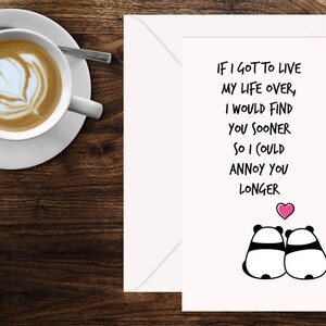 Op de afbeelding: Een wenskaart met de tekst "IF I GOT TO LIVE MY LIFE OVER, I WOULD FIND YOU SOONER SO I COULD ANNOY YOU LONGER" en twee panda-illustraties. Een kopje koffie met latte art staat op een schotel.