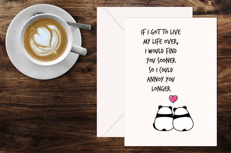 Op de afbeelding: Een wenskaart met de tekst "IF I GOT TO LIVE MY LIFE OVER, I WOULD FIND YOU SOONER SO I COULD ANNOY YOU LONGER" en twee panda-illustraties. Een kopje koffie met latte art staat op een schotel.