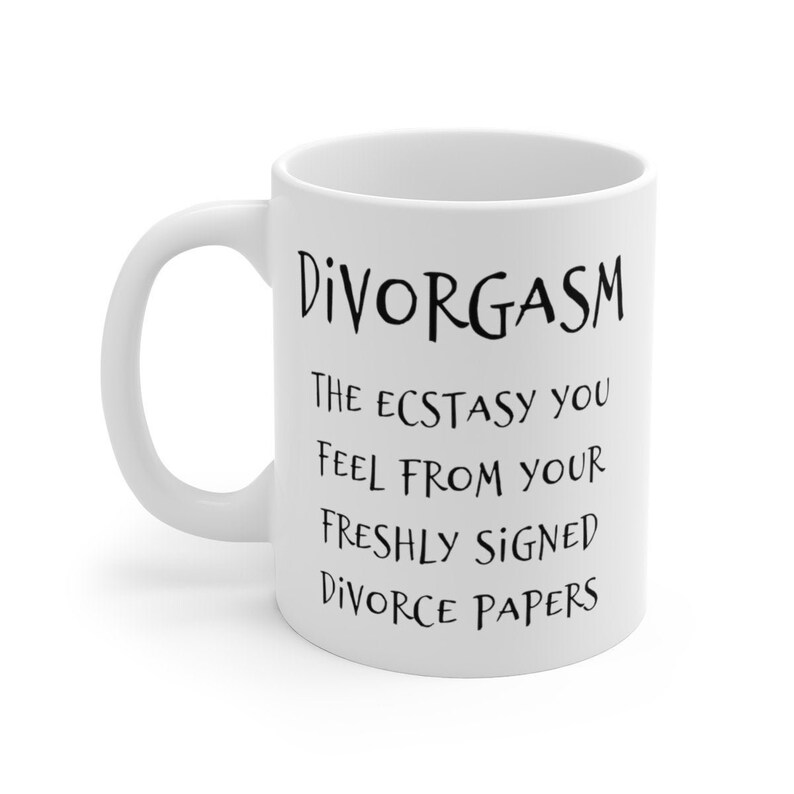 Puede incluir: Taza de caf&eacute; de cer&aacute;mica blanca con texto negro que dice "Divorgasm The Ecstasy You Feel From Your Freshly Signed Divorce Papers"