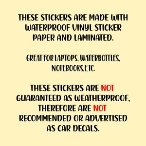 K&ouml;nnte beinhalten: Text auf gelbem Hintergrund, der erkl&auml;rt, dass diese Aufkleber aus wasserfestem Vinyl-Aufkleberpapier hergestellt und laminiert sind. Sie eignen sich hervorragend f&uuml;r Laptops, Wasserflaschen, Notizb&uuml;cher usw. Der Text besagt auch, dass diese Aufkleber nicht als wetterfest garantiert werden, daher werden sie nicht als Autoaufkleber empfohlen oder beworben.