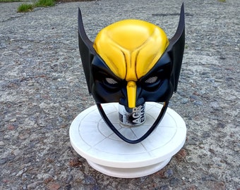 Wolverine-Inspired Comic Cowl – Yellow & Black Superhero Helmet – Cosplay Mask – Hand-Painted Collector Prop