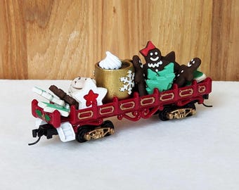 Cookies & Cocoa N-scale Train Car (red), North Pole Railway Christmas Rolling Stock with Knuckle Couplers