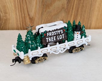 Frosty's Tree Lot N-scale Train Car (White), North Pole Railway Christmas Rolling Stock with Knuckle Couplers