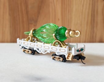 Decoration Delivery N-scale Train Car (White), North Pole Railway Christmas Rolling Stock with Knuckle Couplers