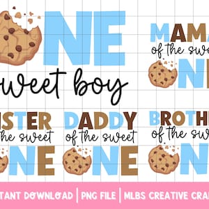 Puede incluir: Un diseño digital con las palabras "ONE sweet boy" en escritura negra, con acentos azules y marrones. El diseño incluye un gráfico de galleta con chispas de chocolate mordida y frases como "MAMA of the sweet ONE".