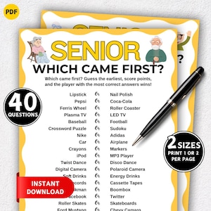 以下が含まれることがあります： 「SENIOR WHICH CAME FIRST?」というタイトルの黄色いゲームカードで、40の質問があります。ゲームには、口紅、ペプシ、iPodなどのアイテムのリストが含まれています。黒いペンと「2サイズ」のステッカーも表示されています。