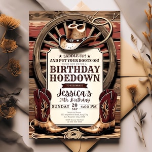 Könnte beinhalten: Eine Geburtstagseinladung im Western-Stil mit Cowboyhut, Wagenrad und Cowboystiefeln. Die Einladung lautet "Saddle Up! And Put Your Boots On!" und enthält den Text "Birthday Hoedown" sowie die Veranstaltungsdetails.