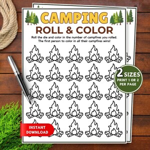Op de afbeelding: Een wit activiteitenblad met de titel CAMPING ROLL & COLOR met een raster van vijfentwintig zwart-wit illustraties van kampvuren. De tekst instrueert om met een dobbelsteen te gooien en de kampvuren in te kleuren. Een groene badge toont 2 SIZES PRINT 1 OR 2 PER PAGE.